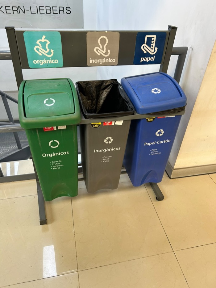 Estación de separación de residuos orgánicos, inorgánicos y papel, correctamente señalizada