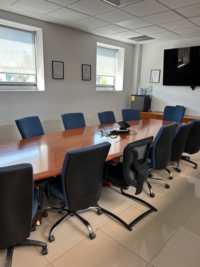 Sala de juntas con piso de loseta limpio y mobiliario ordenado